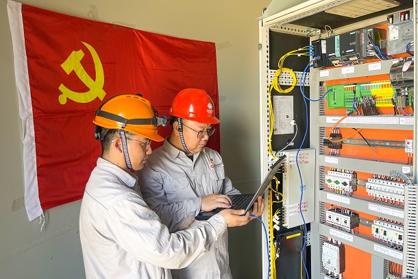 图为党员突击队消除风机塔底通讯缺陷