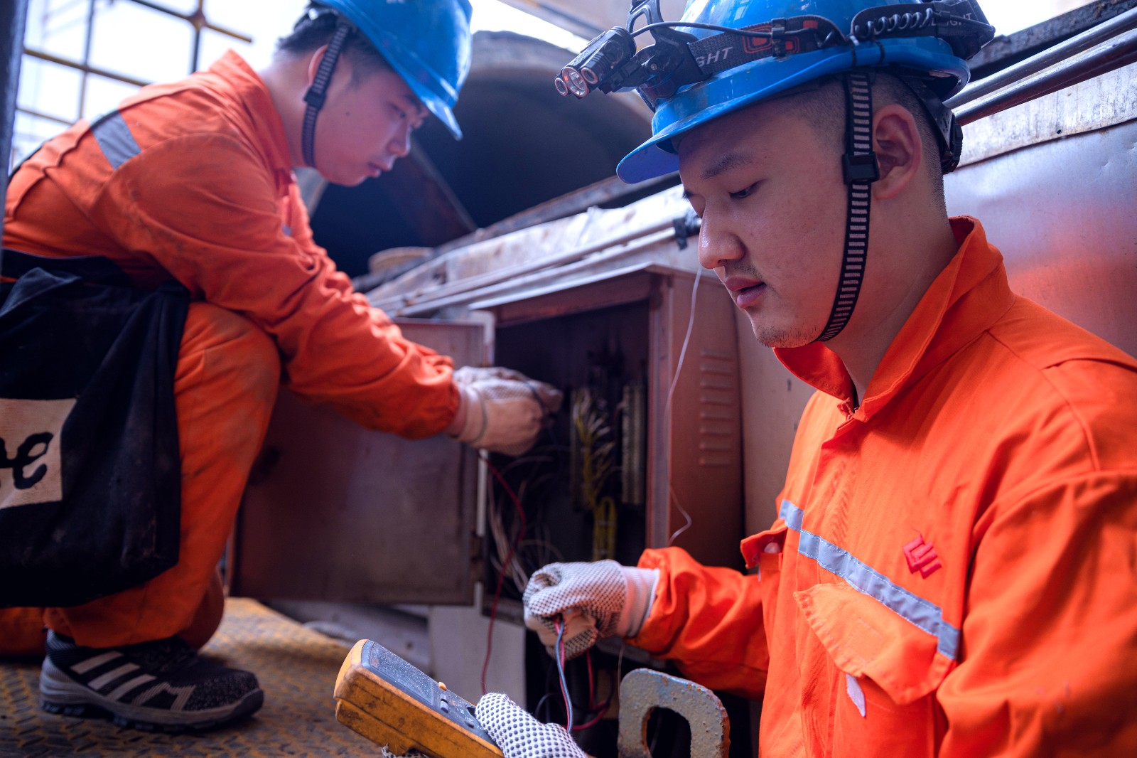 图为湖北荆门公司热控班QC小组成员正在进行设备维护